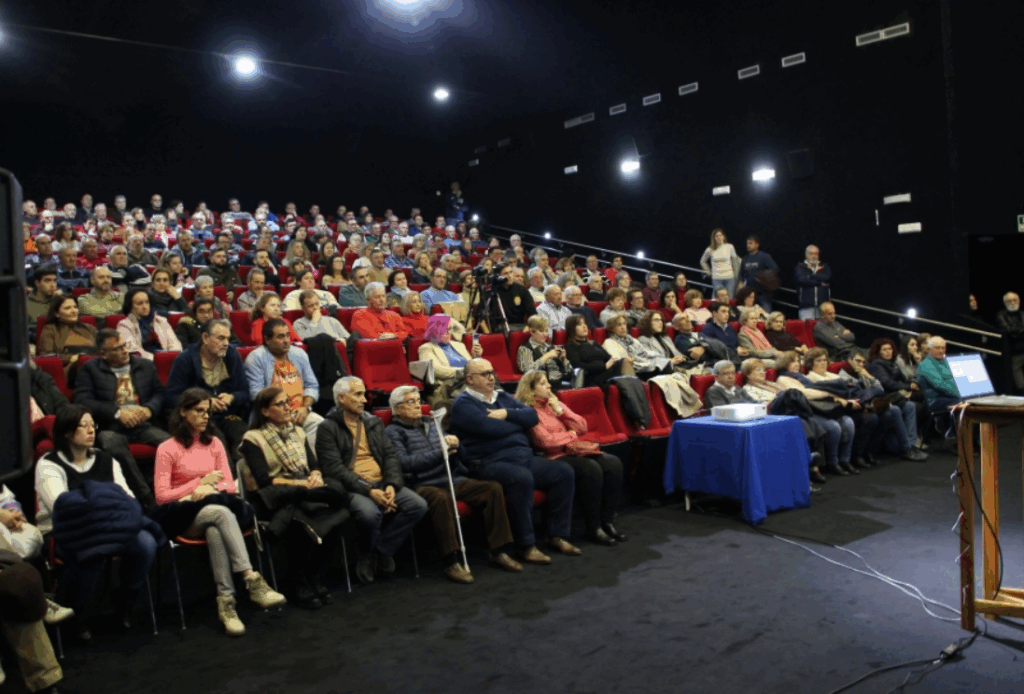 -Público en el cine municipal durante la presentación del plan