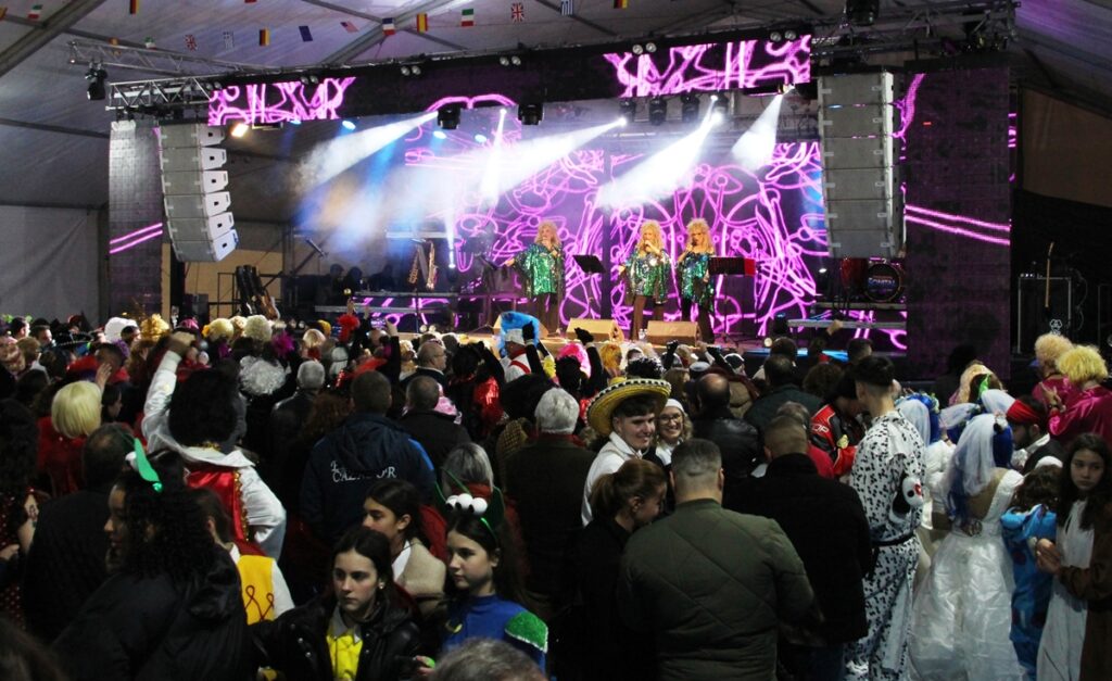 -Carnavalero carpa llena