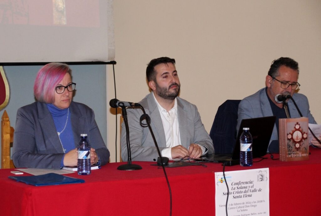-José Vicente Rodríguez -centro- durante su conferencia