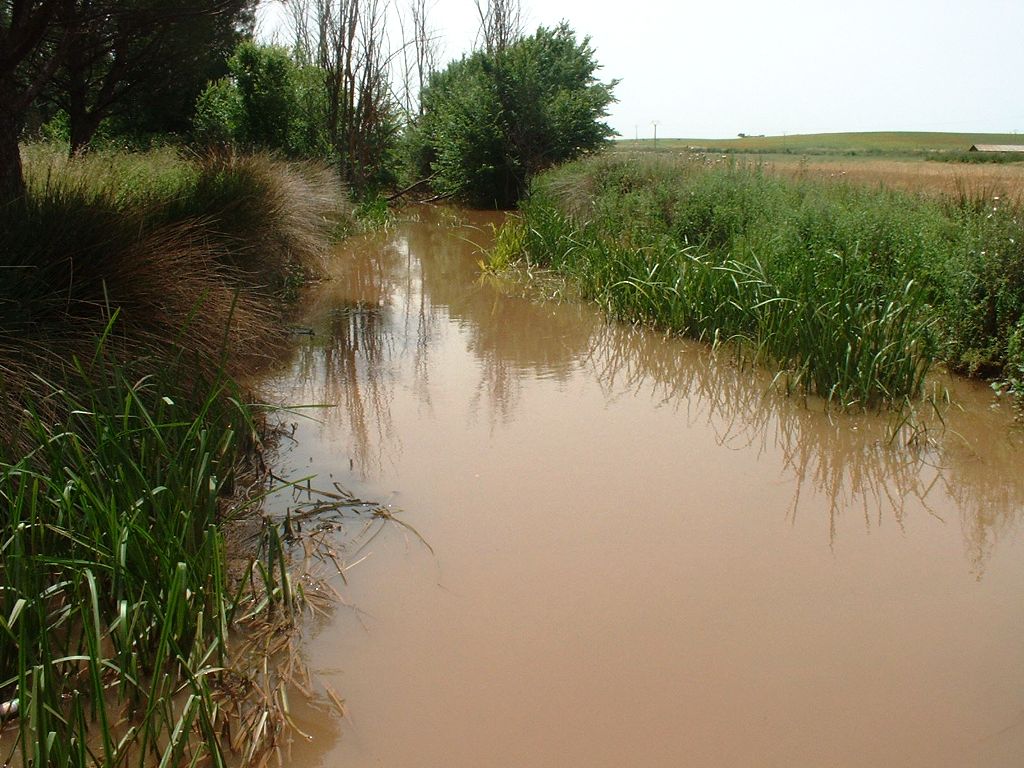 -El Azuer sigue aportando agua al pantano