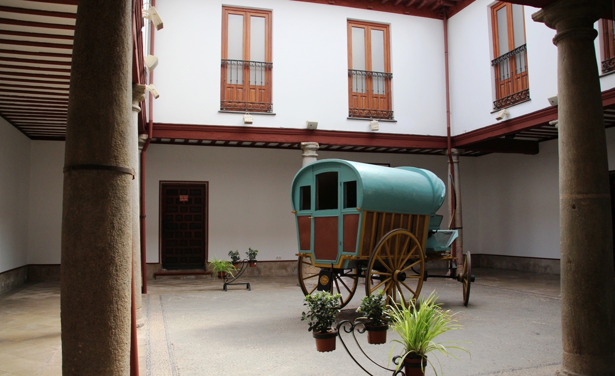 -La tartana en la que viajó Federico Romero en el centro del patio