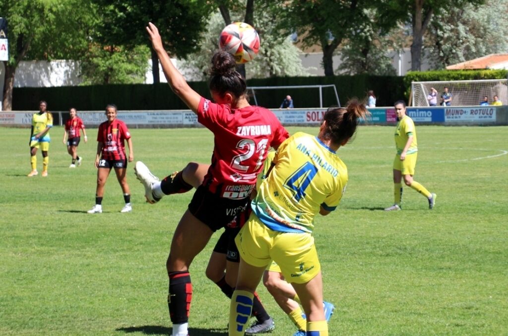 -Ana Hilario pelea un balón en el partido contra el Unión Viera