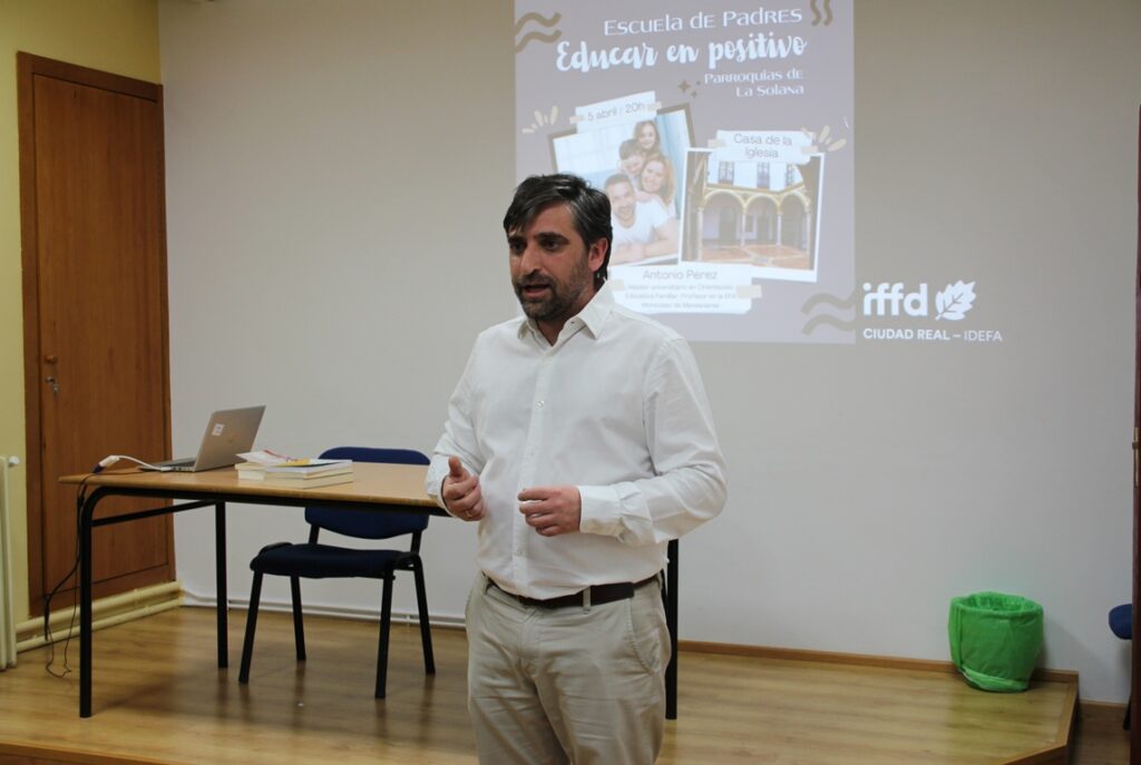 Charla Antonio Pérez-1