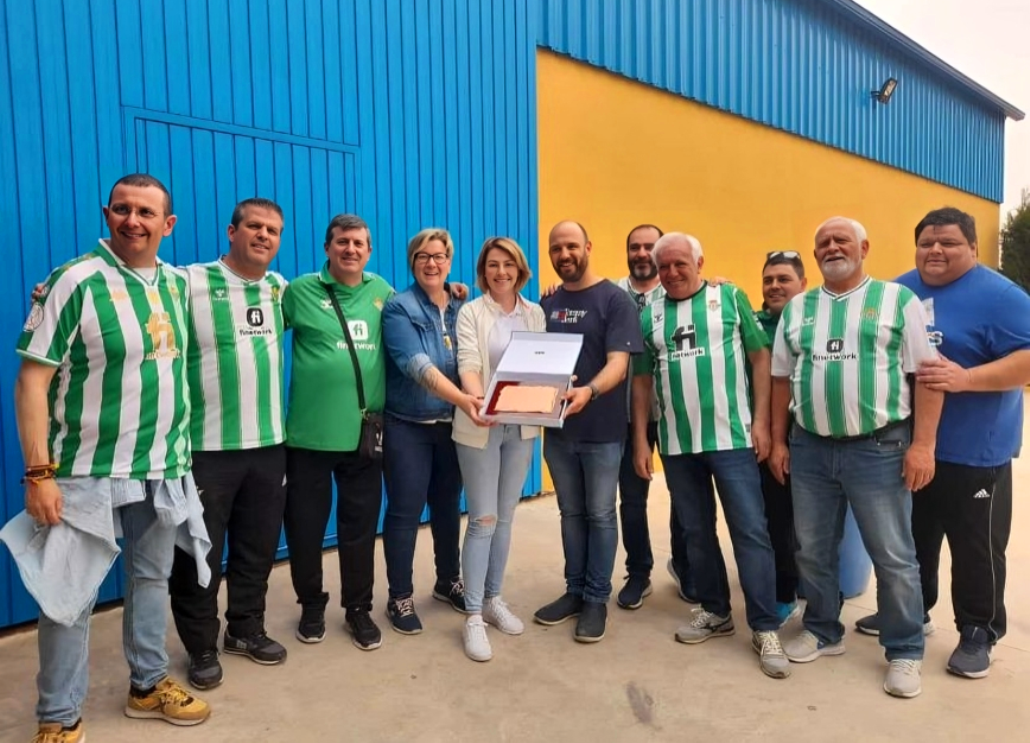 -Entrega_placa_a_la_alcaldesa.png