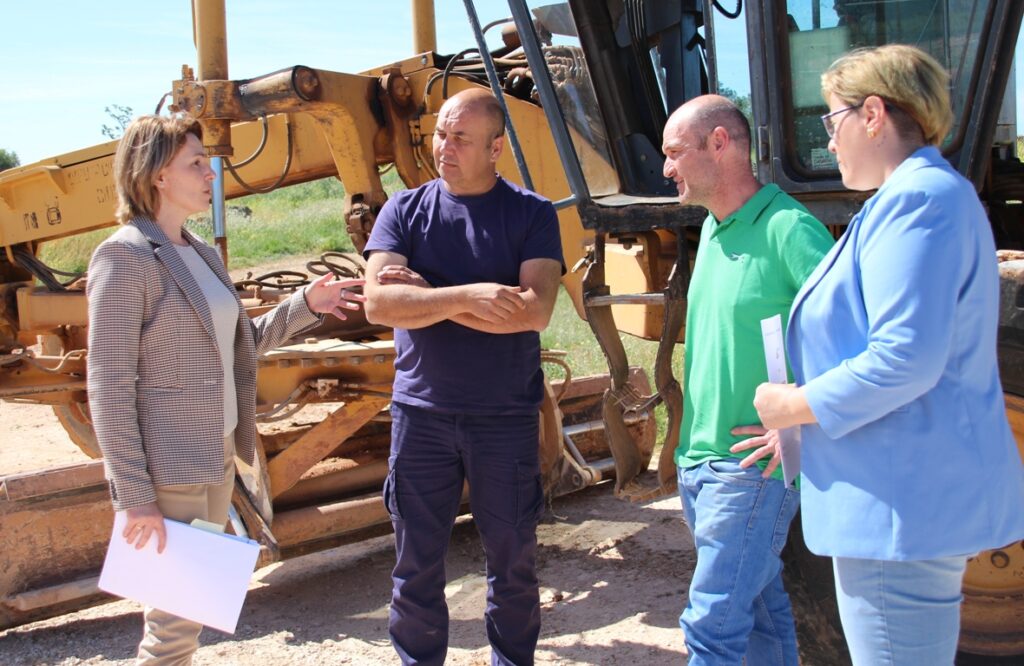 -La alcaldesa habla con los técnicos a pie de camino