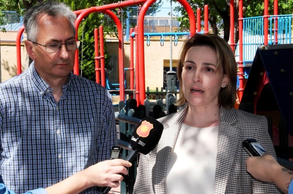 -Luisa Márquez y el ingeniero de obras durante sus declaraciones a la prensa