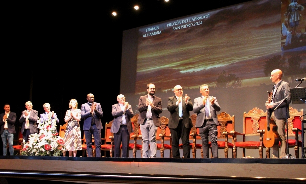 -Aplausos al pregonero