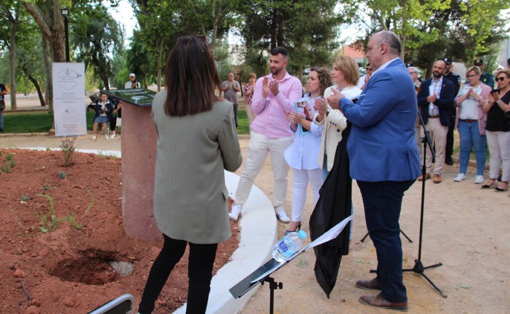 -Aplausos tras el descubrimiento de la placa conmemorativa