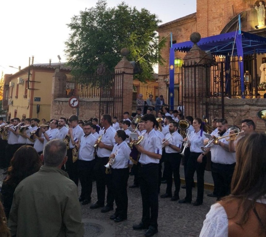 - Concierto  benéfico banda