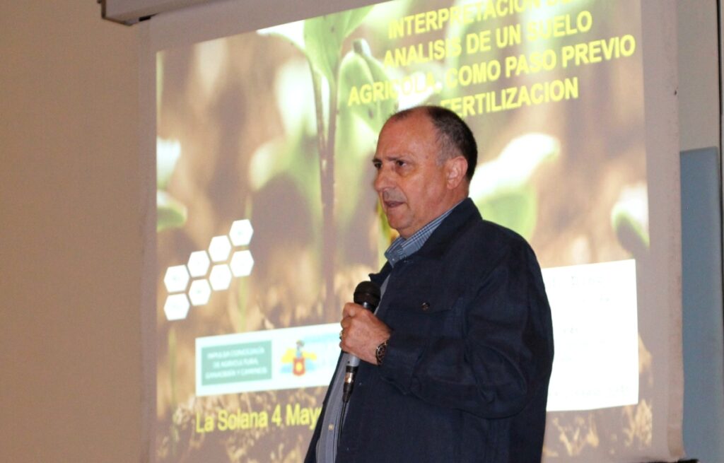 -Gregorio Salcedo durante su disertación