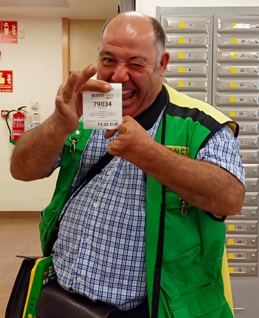 -Luis Almarcha con uno de los recibos premiados
