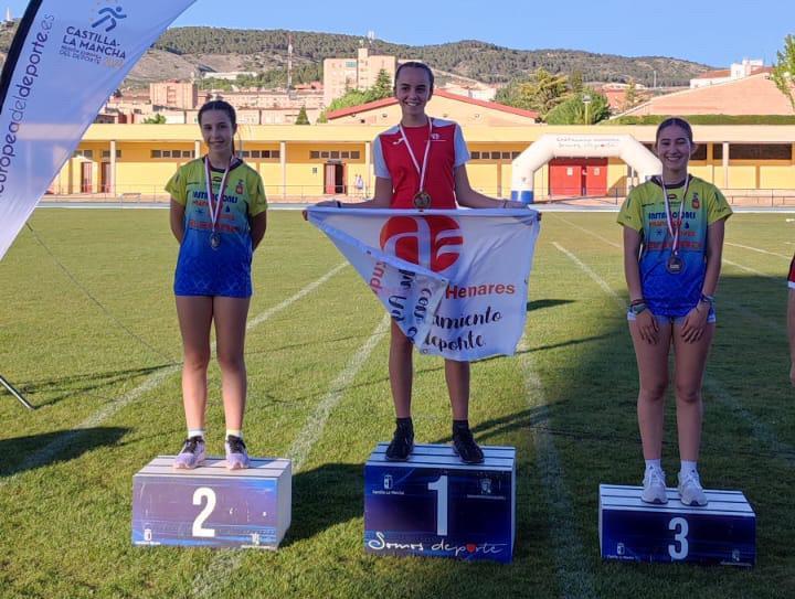 -Nayara_Reinoso_y_Alicia_Intillaque_plata_y_bronce_en_pértiga.jpg