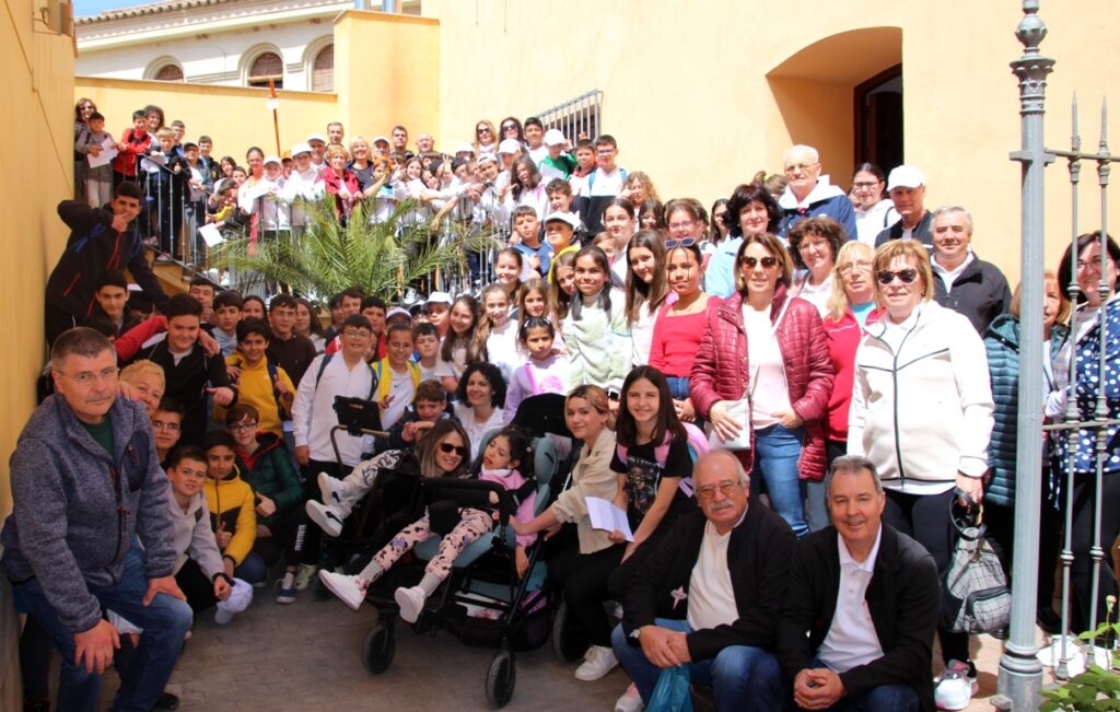 -Peregrinos del caminillo en la entrada a los sótanos de la Casa de la Iglesia-
