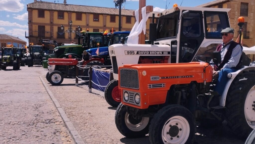 -Tractores esperando para salir desde la plaza mayor