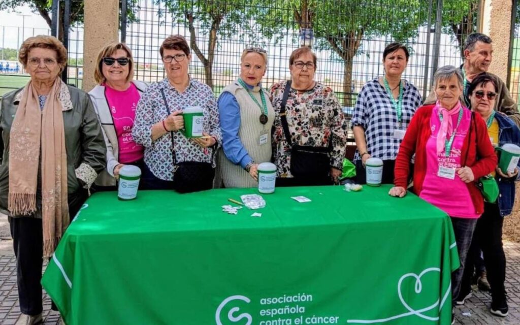 -Voluntarios de la cuestación en el mercadillo