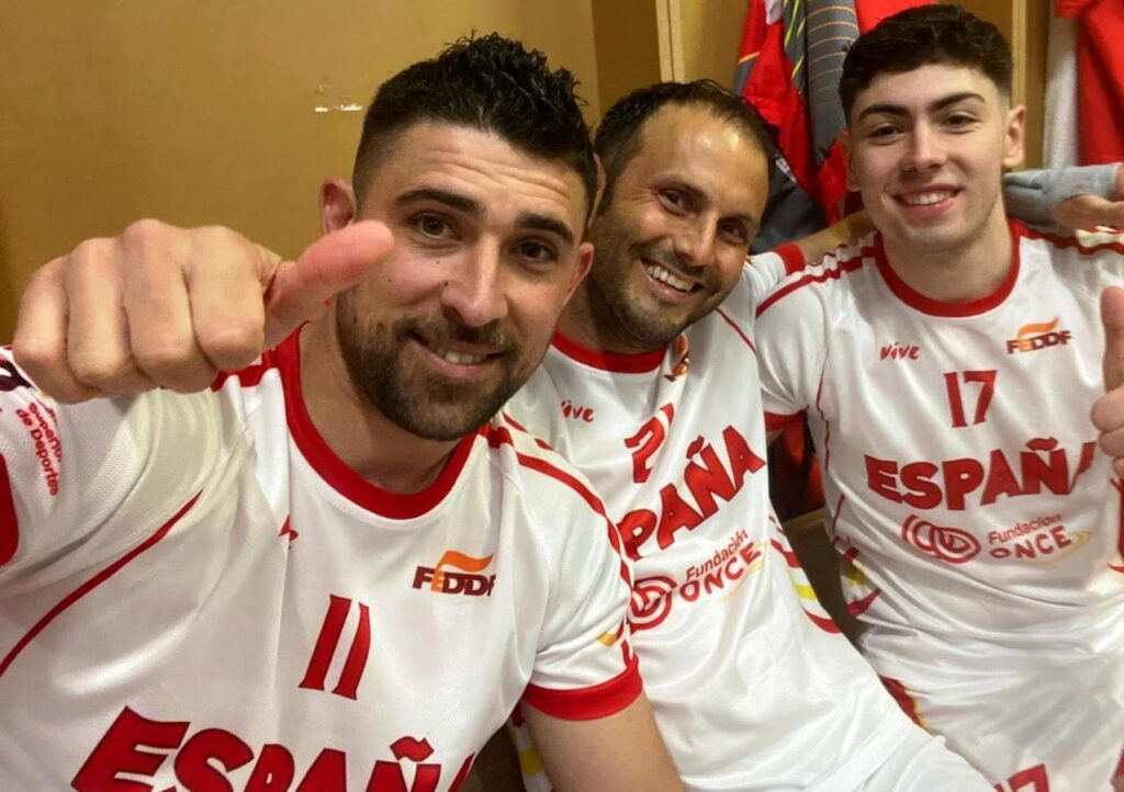 -Xavi_-izda-_junto_a_varios_compañeros_de_selección.jpg