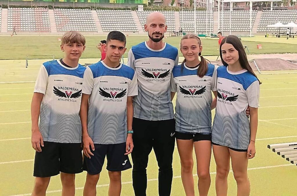 -Atletas participantes junto a su entrenador-