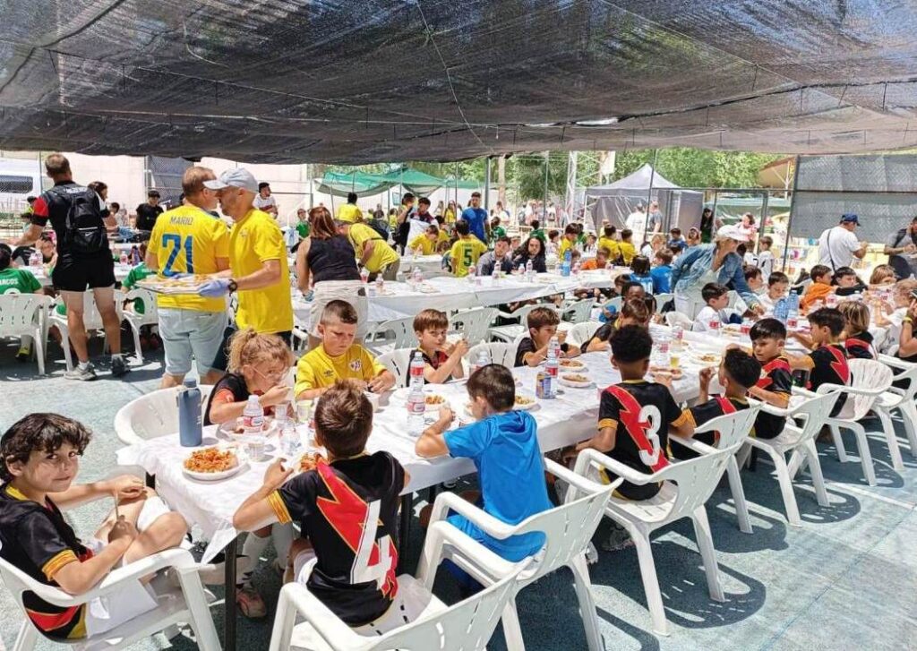 -Niños_durante_la_comida._En_primer_término_los_jugadores_del_Rayo_Vallecano.jpg