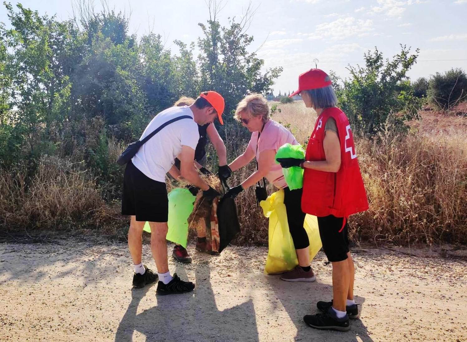 -Recogiendo basura en el Camino de la Virgen