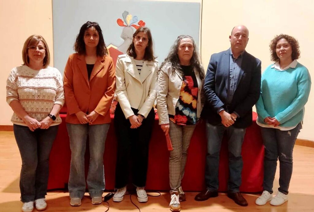 -Virginia Sánchez -con chaqueta naranja- junto a su nueva directiva