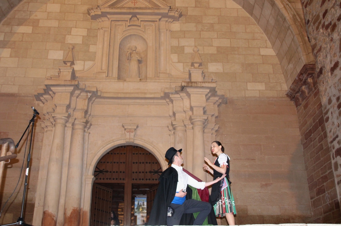 -Dúo cómico junto al pórtico de Santiago de la parroquia de Santa Catalina