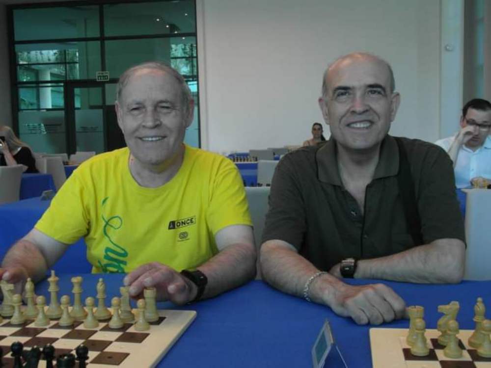- Juan Pablo con camiseta amarilla junto a su hermano Cecilio