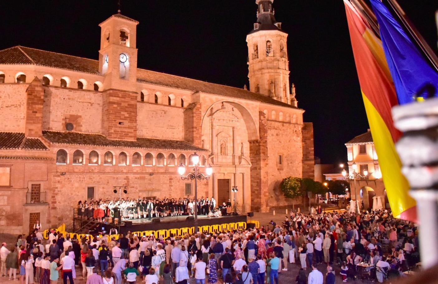 -La Plaza Mayor acogió la romanza del Sembrador Foto Roncero