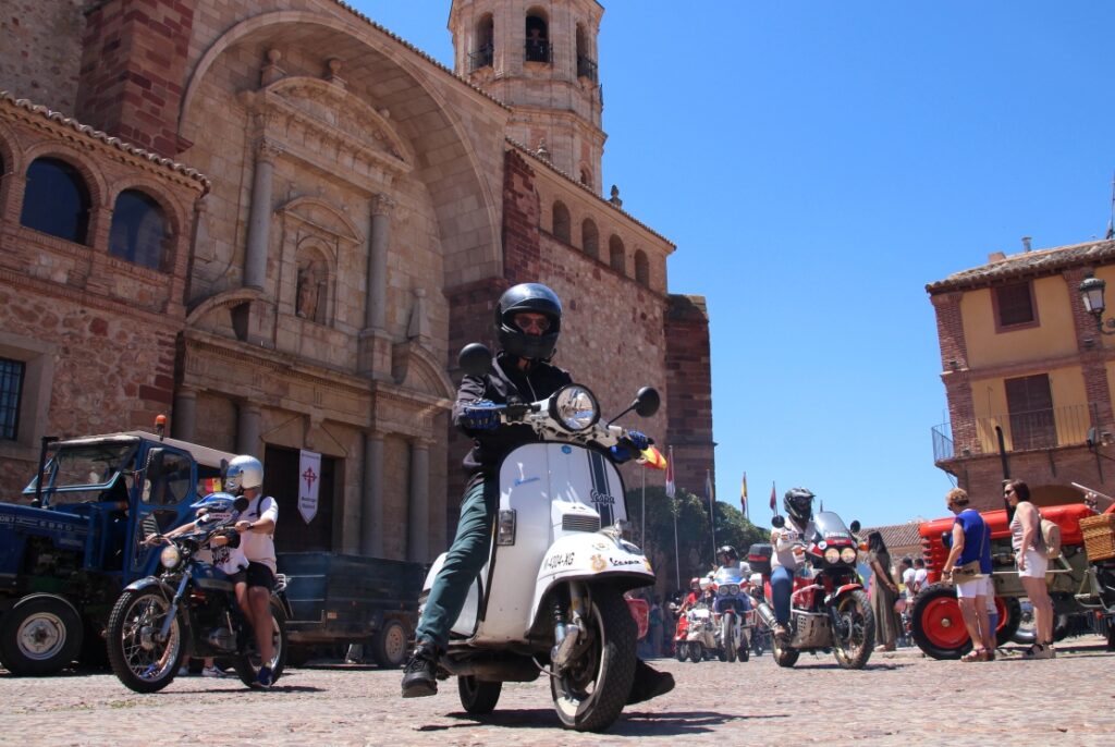 -Motos clásicas a su llegada a la Plaza Mayor
