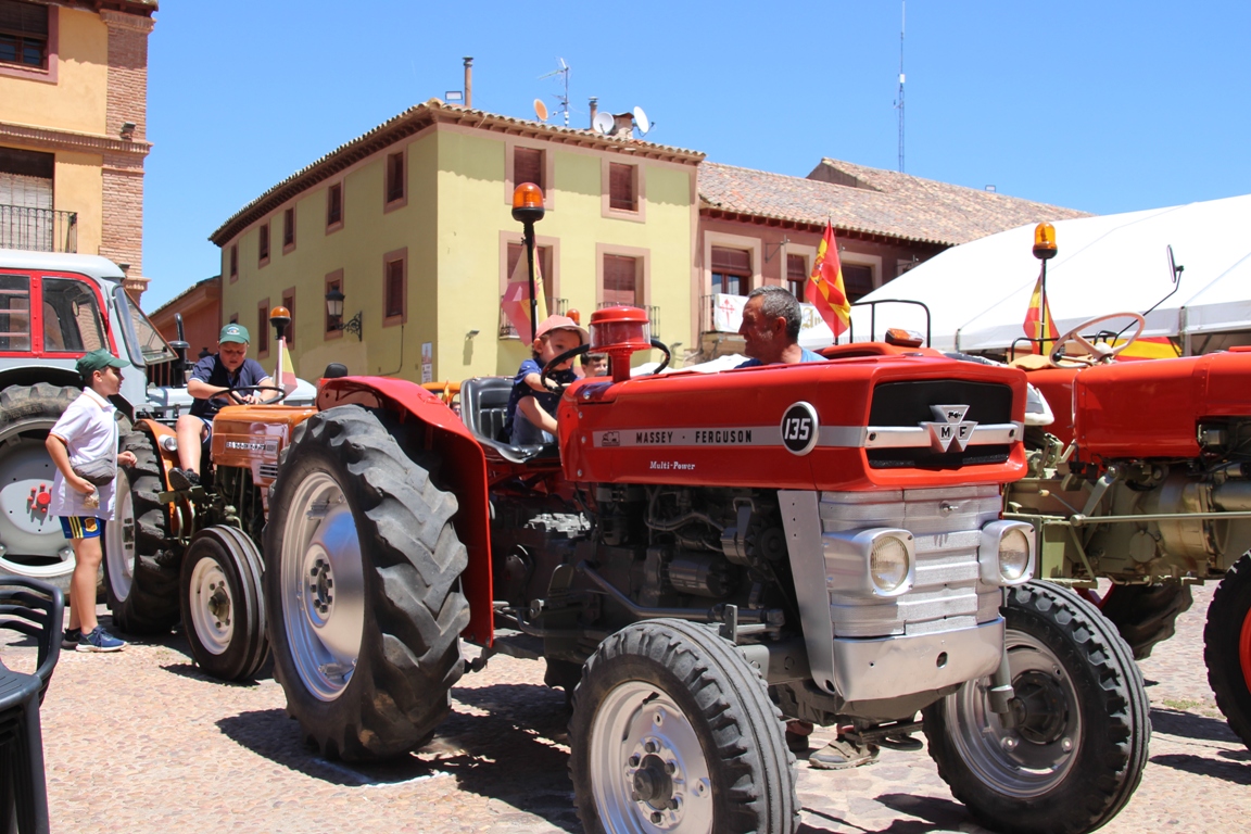-Muchos niños se subieron a estas reliquias del campo manchego