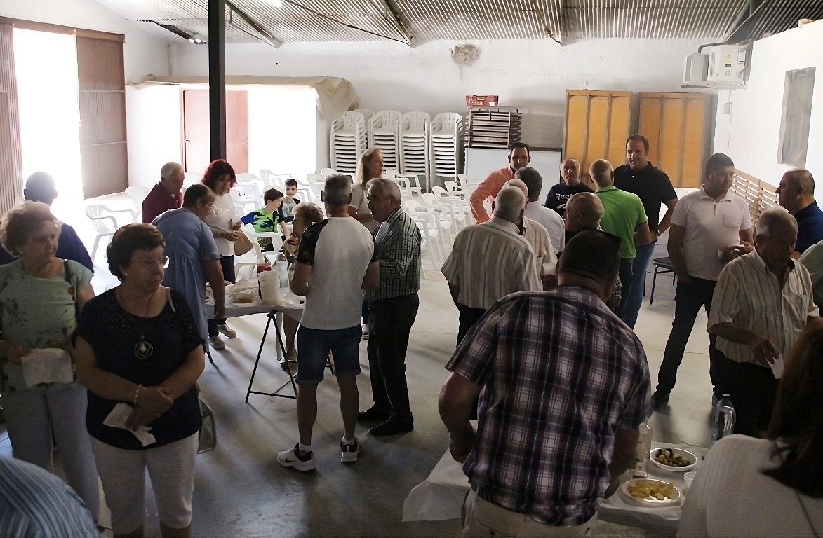 -Socios de la cooperativa tras la asamblea