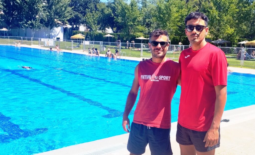 -David_y_Manolo_socorristas_en_las_piscinas_municipales.jpg