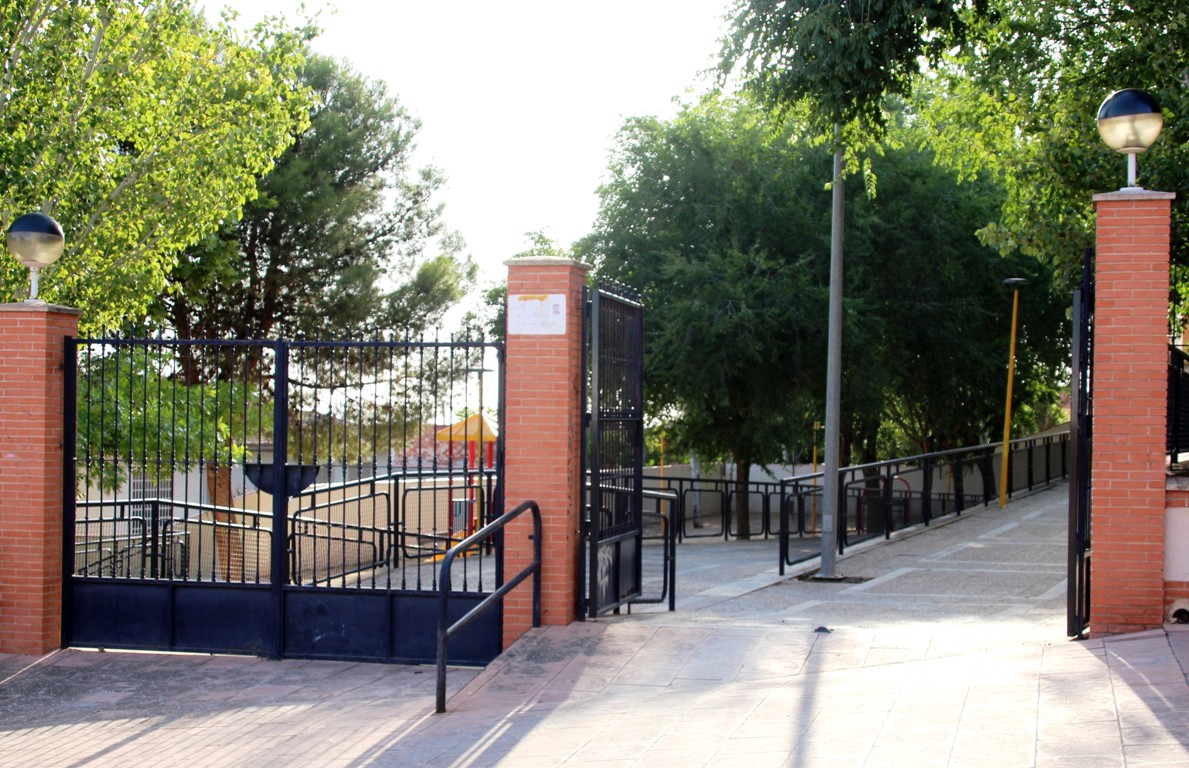 -Entrada_al_parque_de_la_calle_Corbatas.jpg