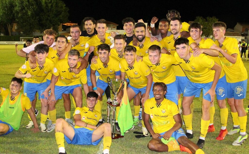 -Jugadores_con_el_trofeo_de_campeón.jpg