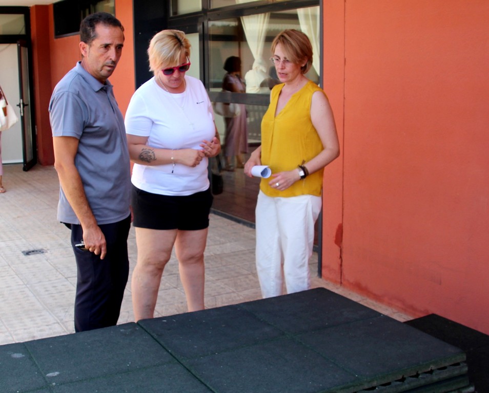 -La alcaldesa supervisa las obras junto a su concejala Ángela Notaria y el técnico de obras