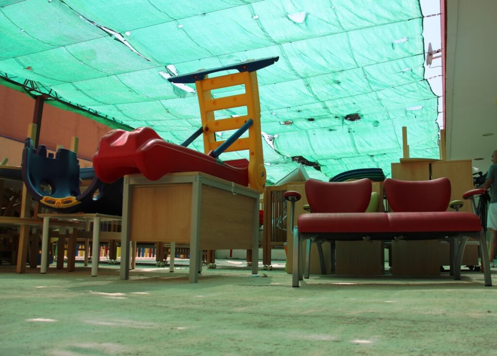 -Suelo y sombraje que serán sustituidos en uno de los patios