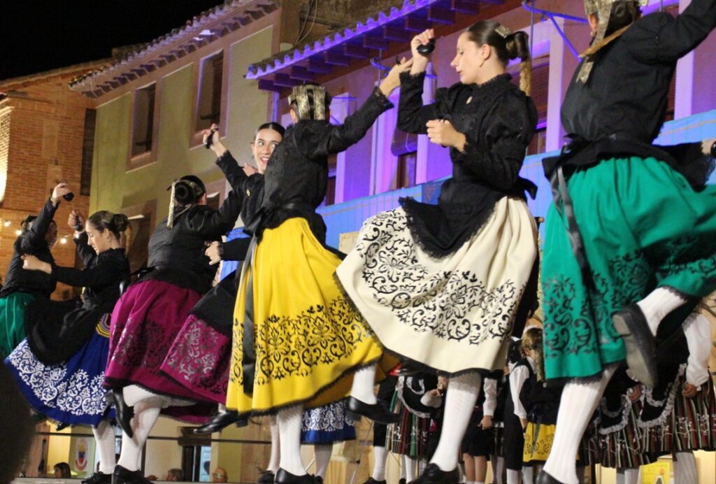 -Actuación grupo de adultos