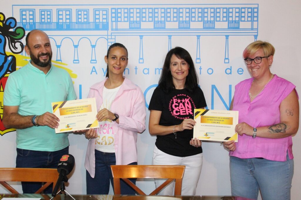 -Entrega de los cheques simbólicos a Alas de Papel y ACMM