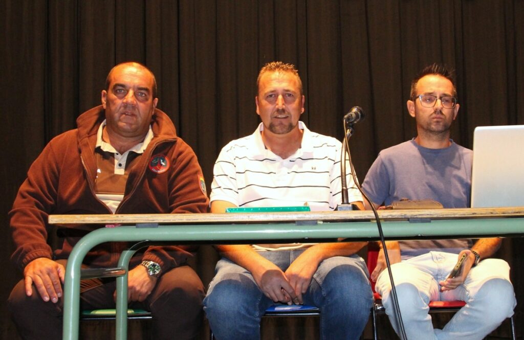 -Guarda y delegados durante la junta