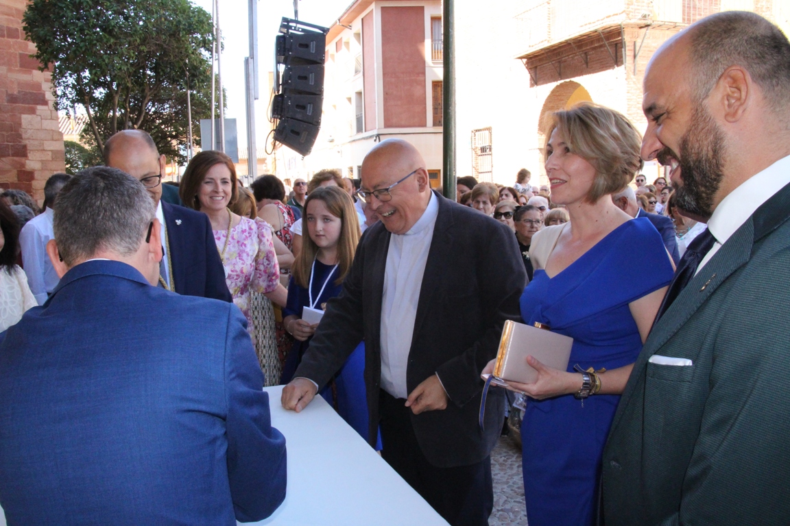 -La alcaldesa hace la primera ofrenda como manda la tradición