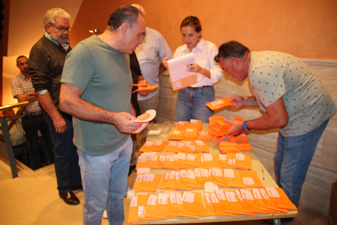 -Los socios recogen los distintivos