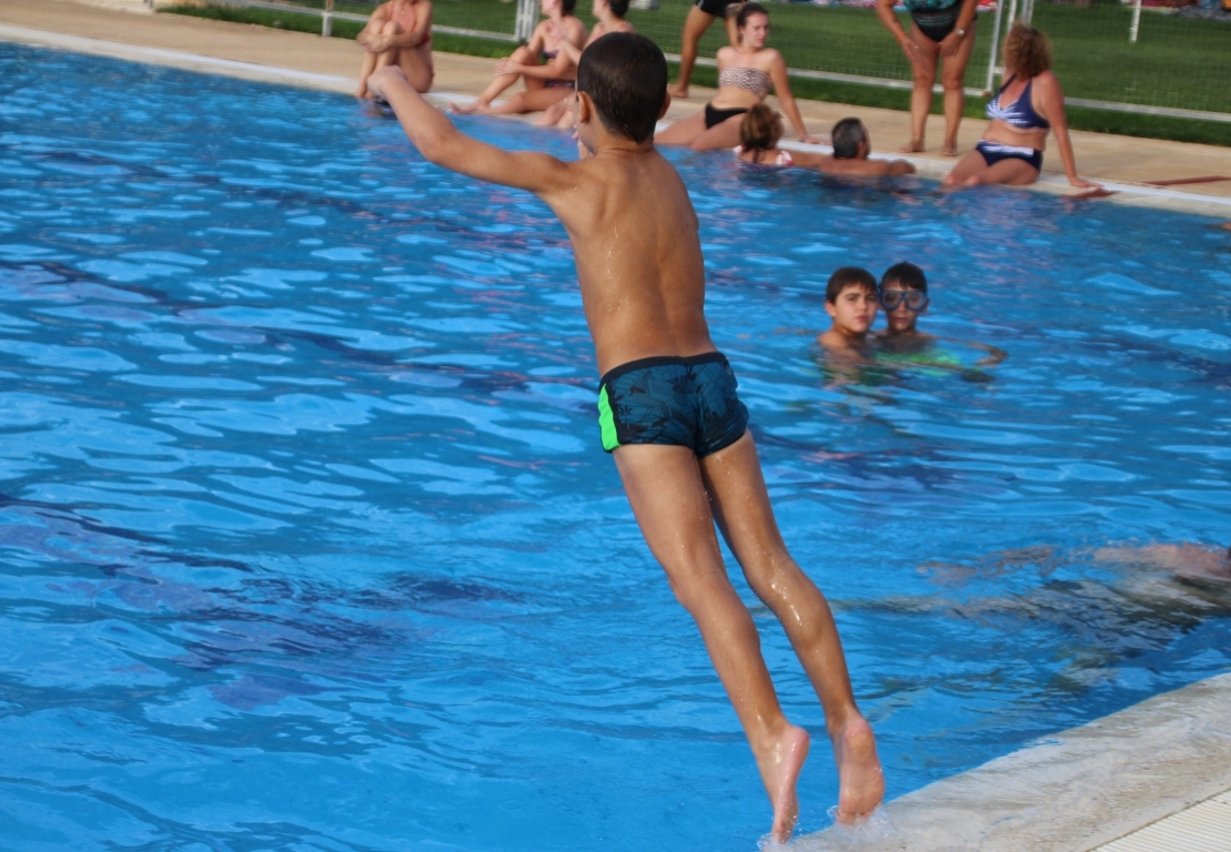 -Niños piscina