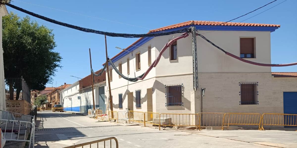 - Poste y cables calle Luis Braille antes