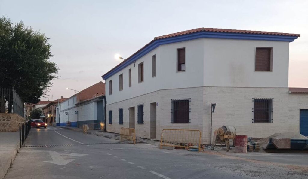 - Poste y cables calle Luis Braille después