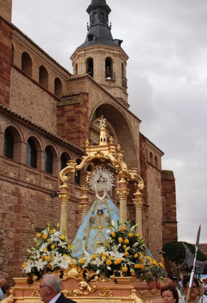 - Procesión final novenario virgen