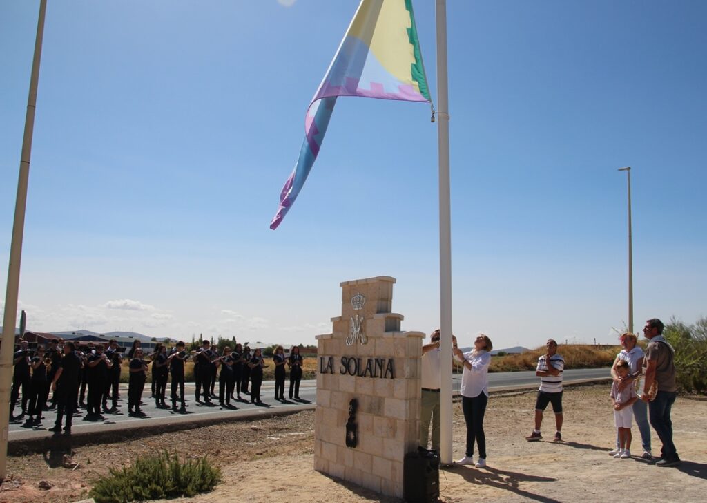 - Virgen izado bandera