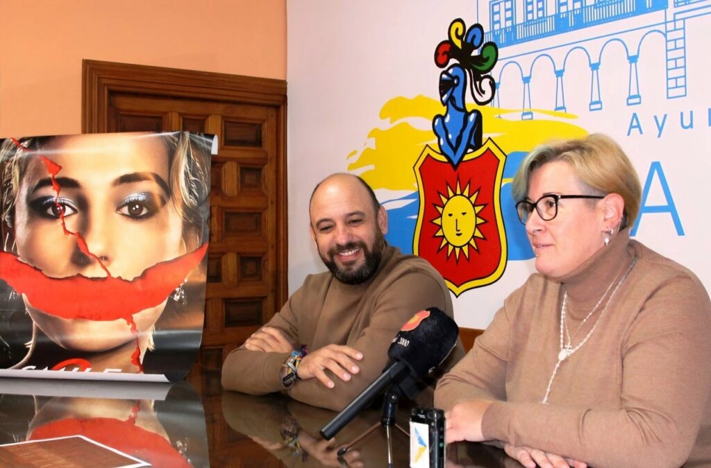 -Ángela_Notario_y_Santiago_López_anuncian_la_reapertura_del_cine_municipal.jpg