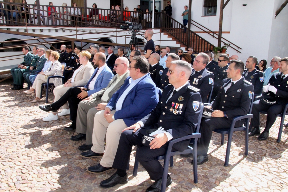-Asistentes al acto  en el patio exterior de la Casa de la Encomienda