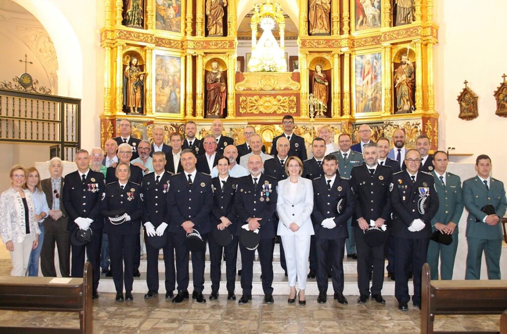 -Foto de familia tras la misa de los Ángeles Custodios