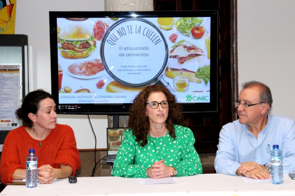 -La concejala de Consumo junto a la ponente y el director de la OMIC