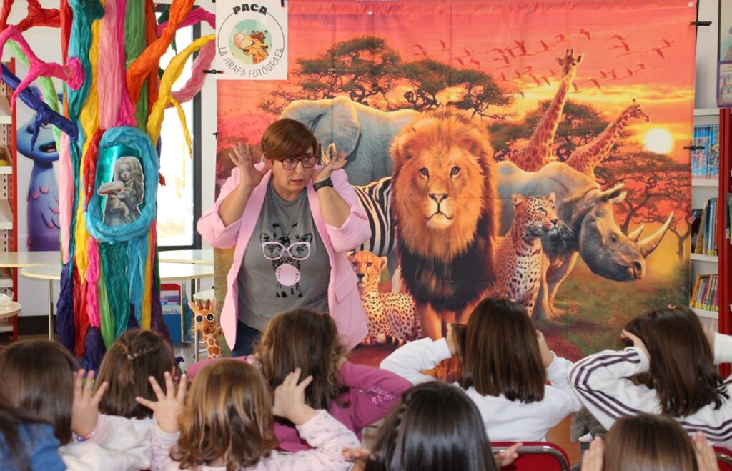 - Libro Paca la jirafa fotógrafa